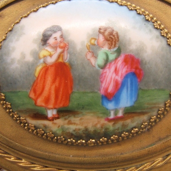 Guttin Cameo Casket Box - Picture 6 of 9